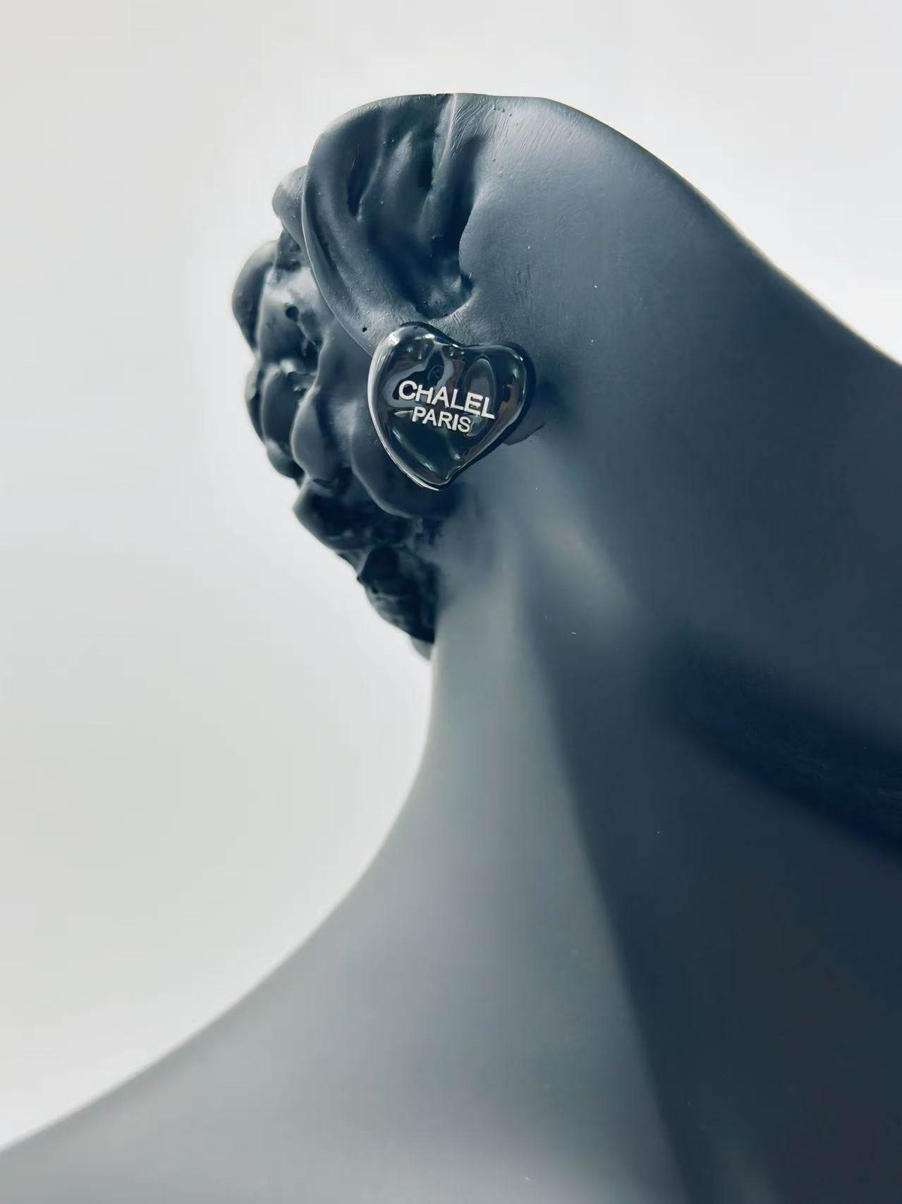 Black Heart Stud Earrings - MODA ACCESSORIES