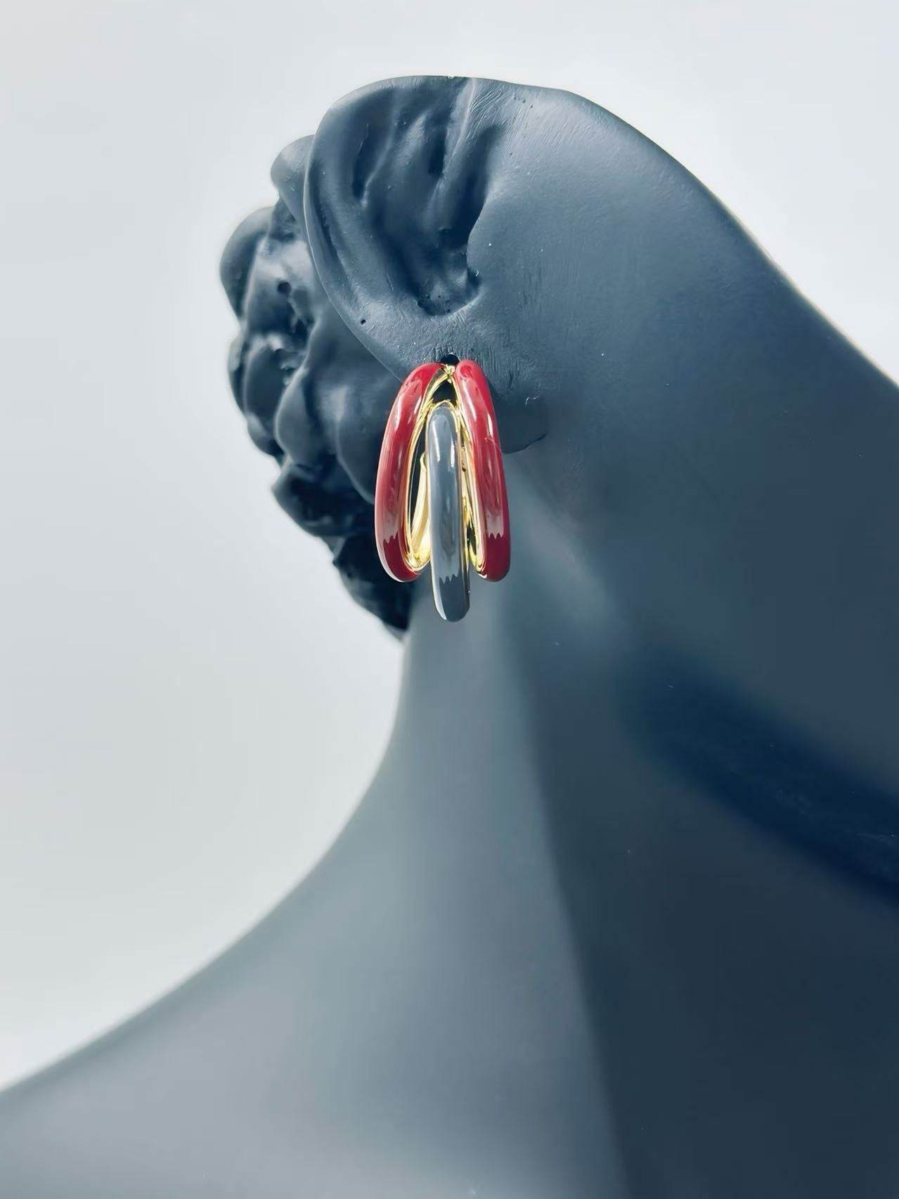 Triple-Tone Interlocking Hoop Earrings - MODA ACCESSORIES