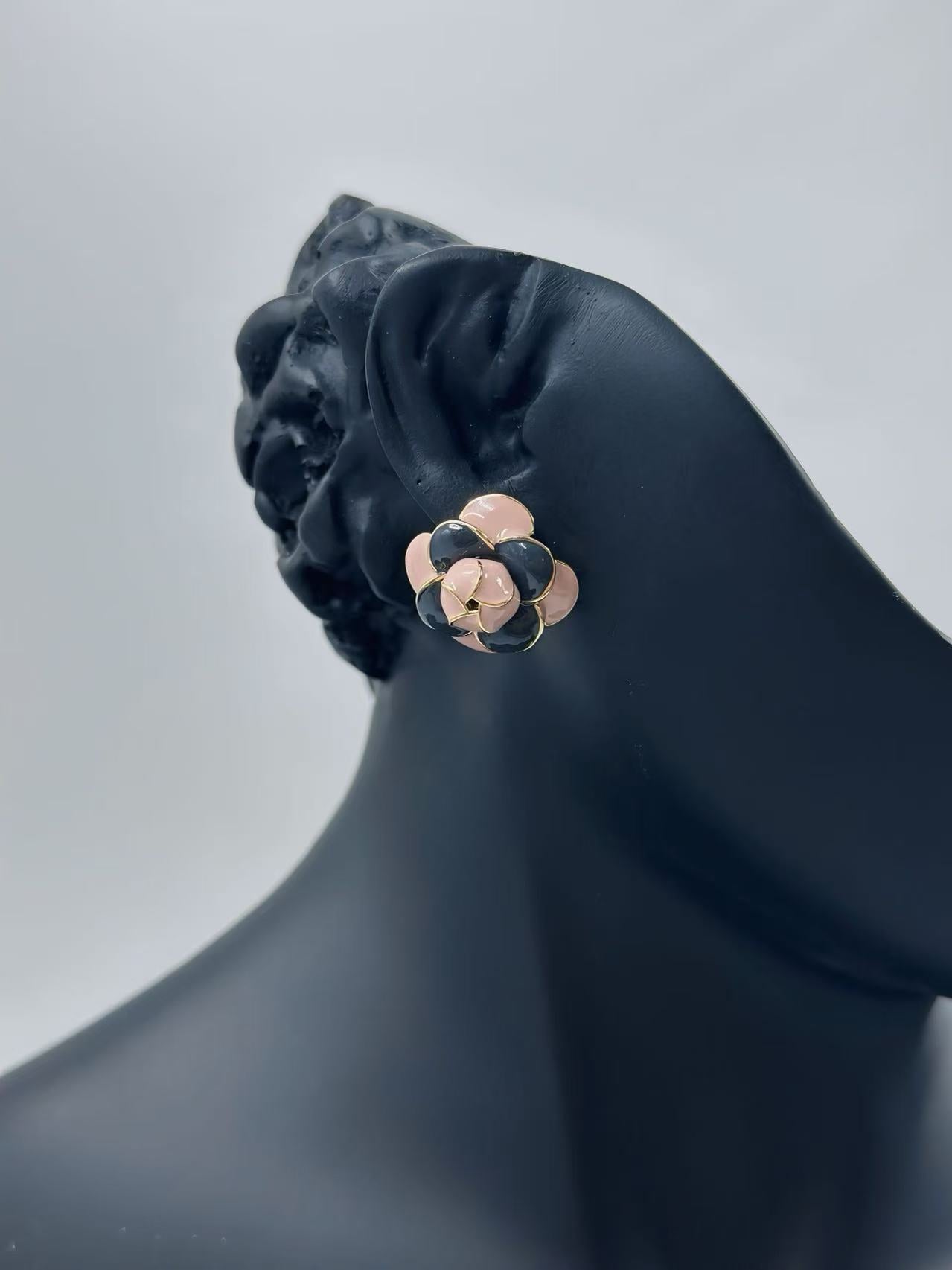 Elegant Enamel Flower Stud Earrings – Classic Chic Design