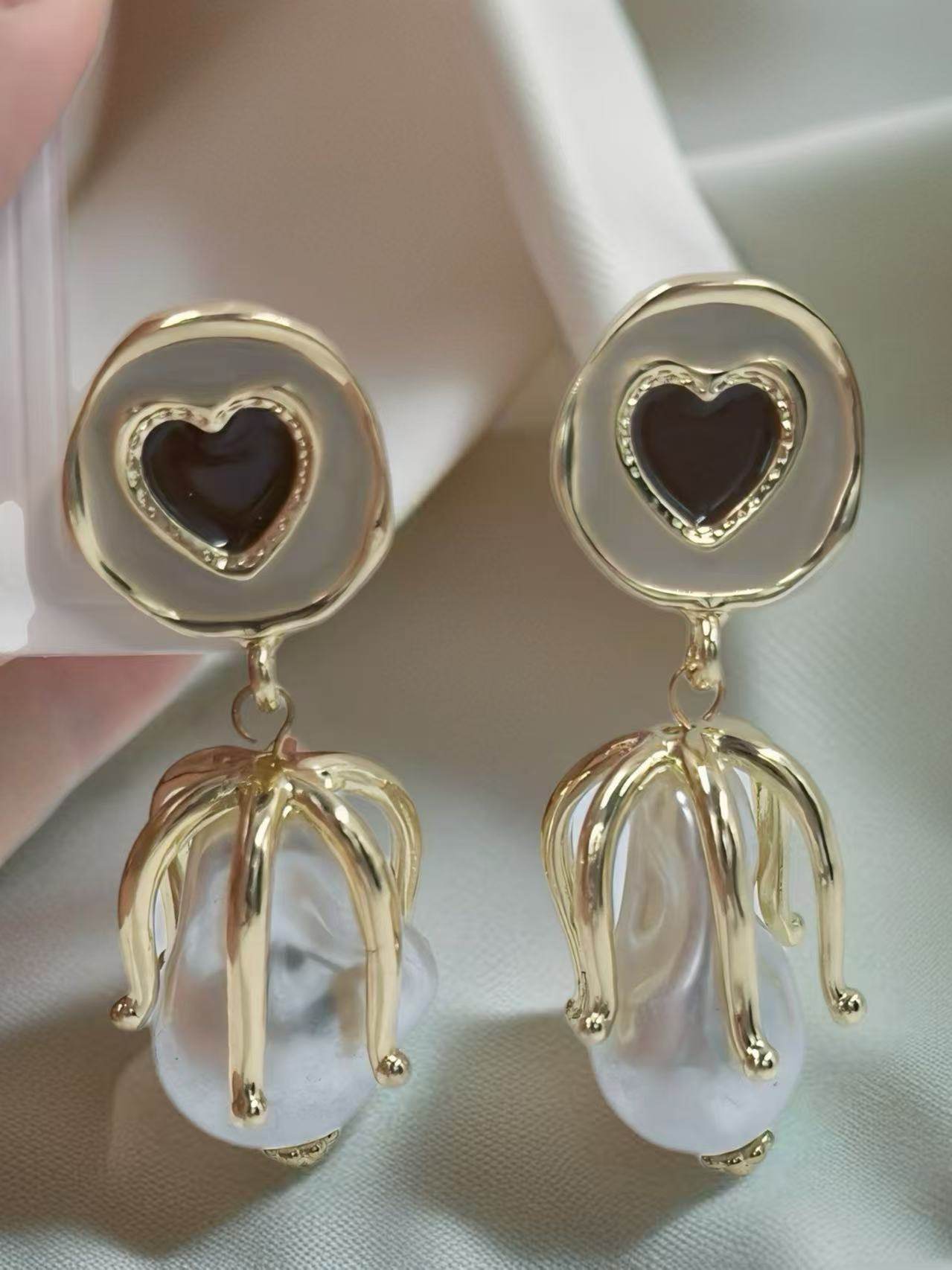 Romantic Heart Drop Earrings – Vintage Gold Style - MODA ACCESSORIES