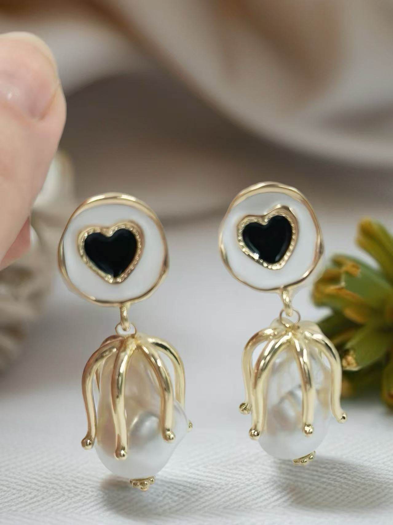 Romantic Heart Drop Earrings β Vintage Gold Style - MODA ACCESSORIES