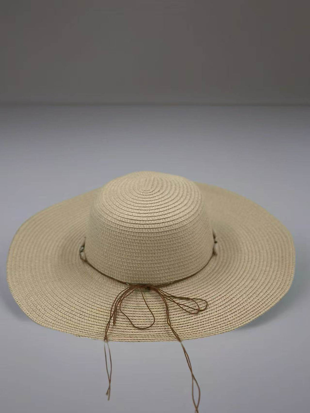 Beige Wide-Brim Sun Hat with Seashell Accent - MODA ACCESSORIES