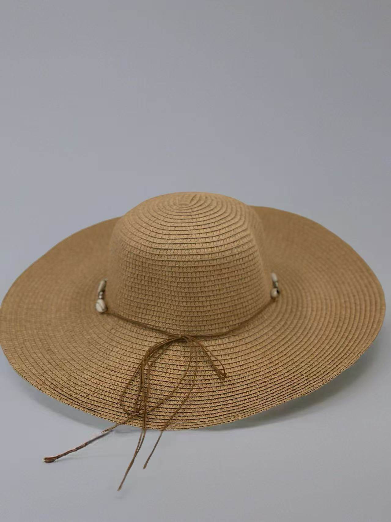 Beige Wide-Brim Sun Hat with Seashell Accent - MODA ACCESSORIES