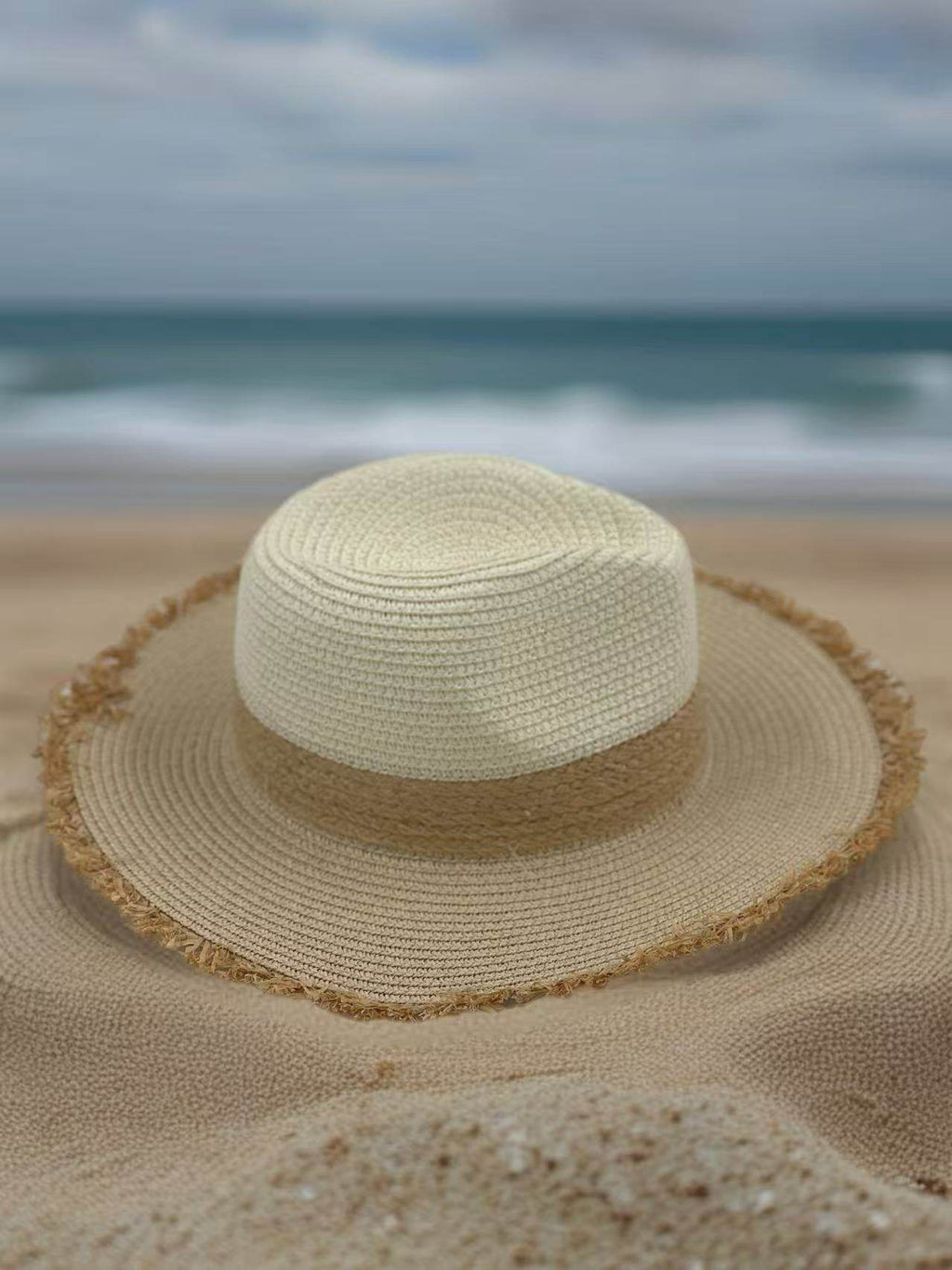 Two-Tone Wide-Brim Straw Hat with Frayed Edge - MODA ACCESSORIES