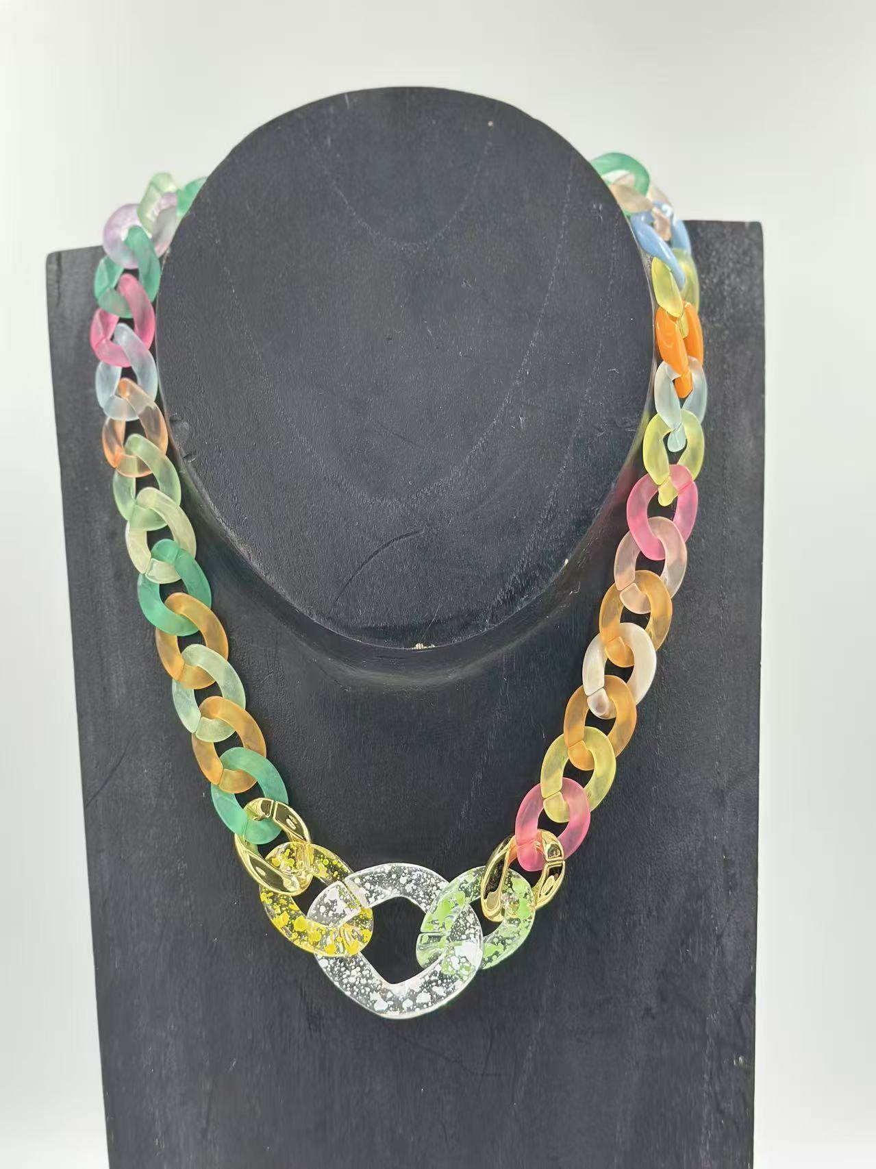 Glossy Multicolor Plastic Necklace - MODA ACCESSORIES