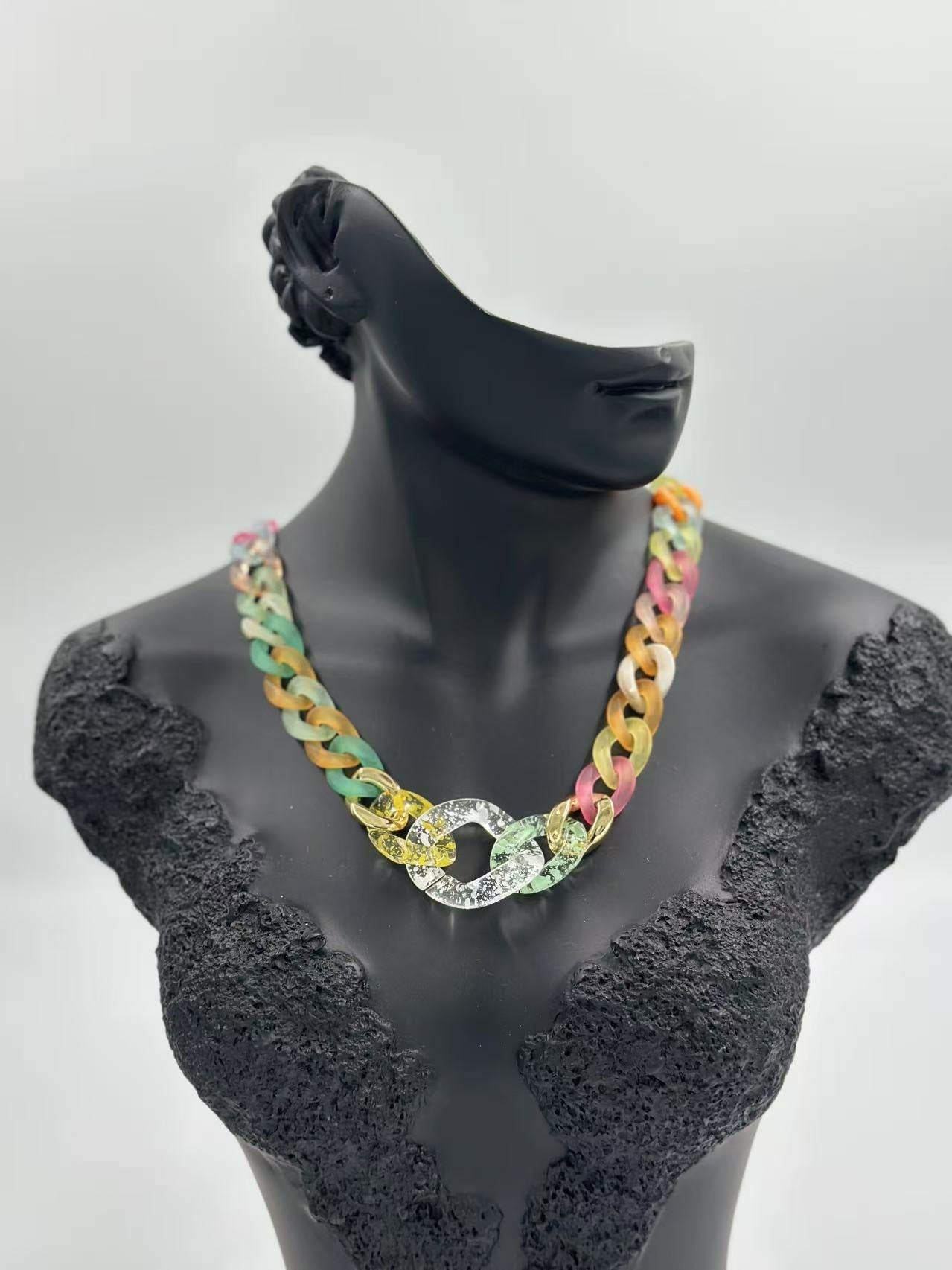 Glossy Multicolor Plastic Necklace - MODA ACCESSORIES