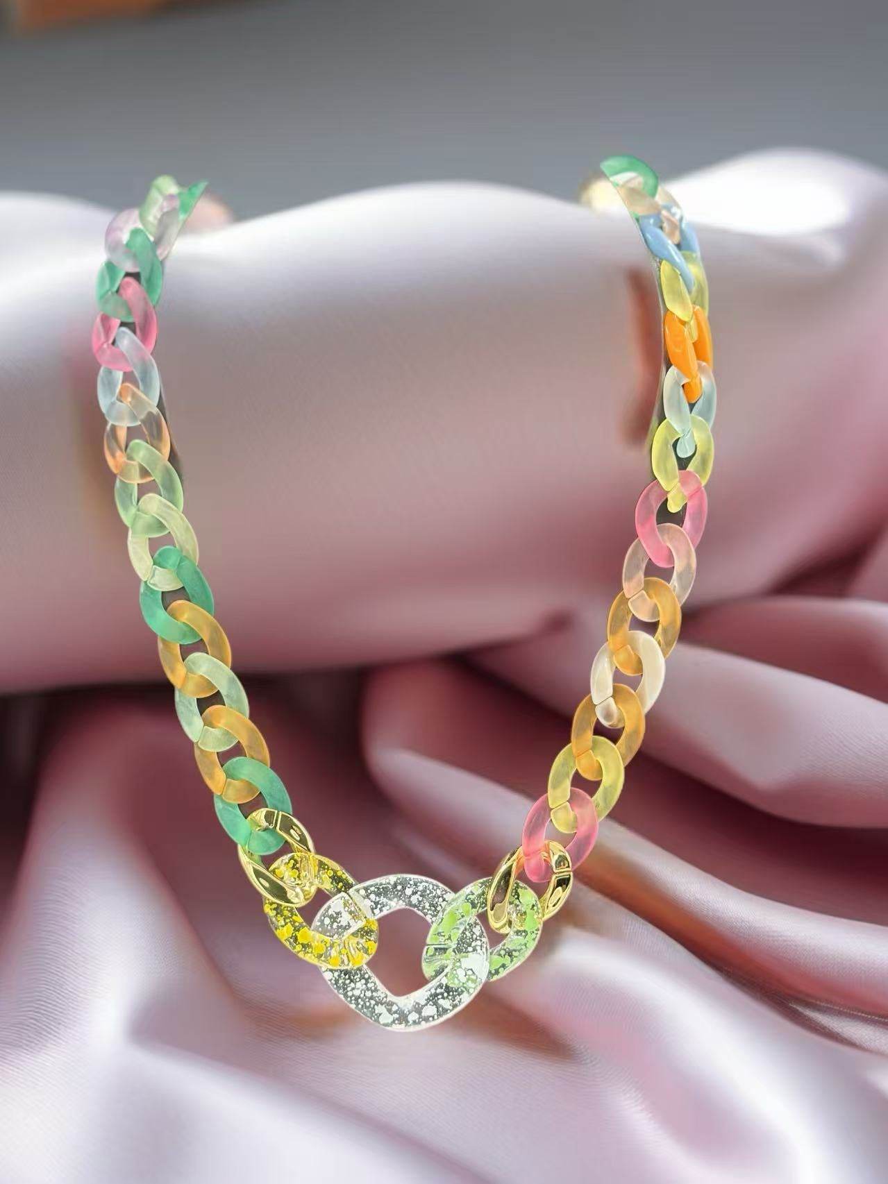 Glossy Multicolor Plastic Necklace - MODA ACCESSORIES
