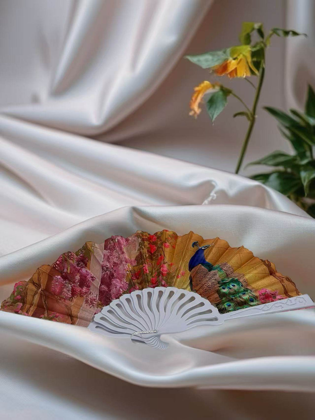 Majestic Birds and Nature-Inspired Hand Fans - MODA ACCESSORIES