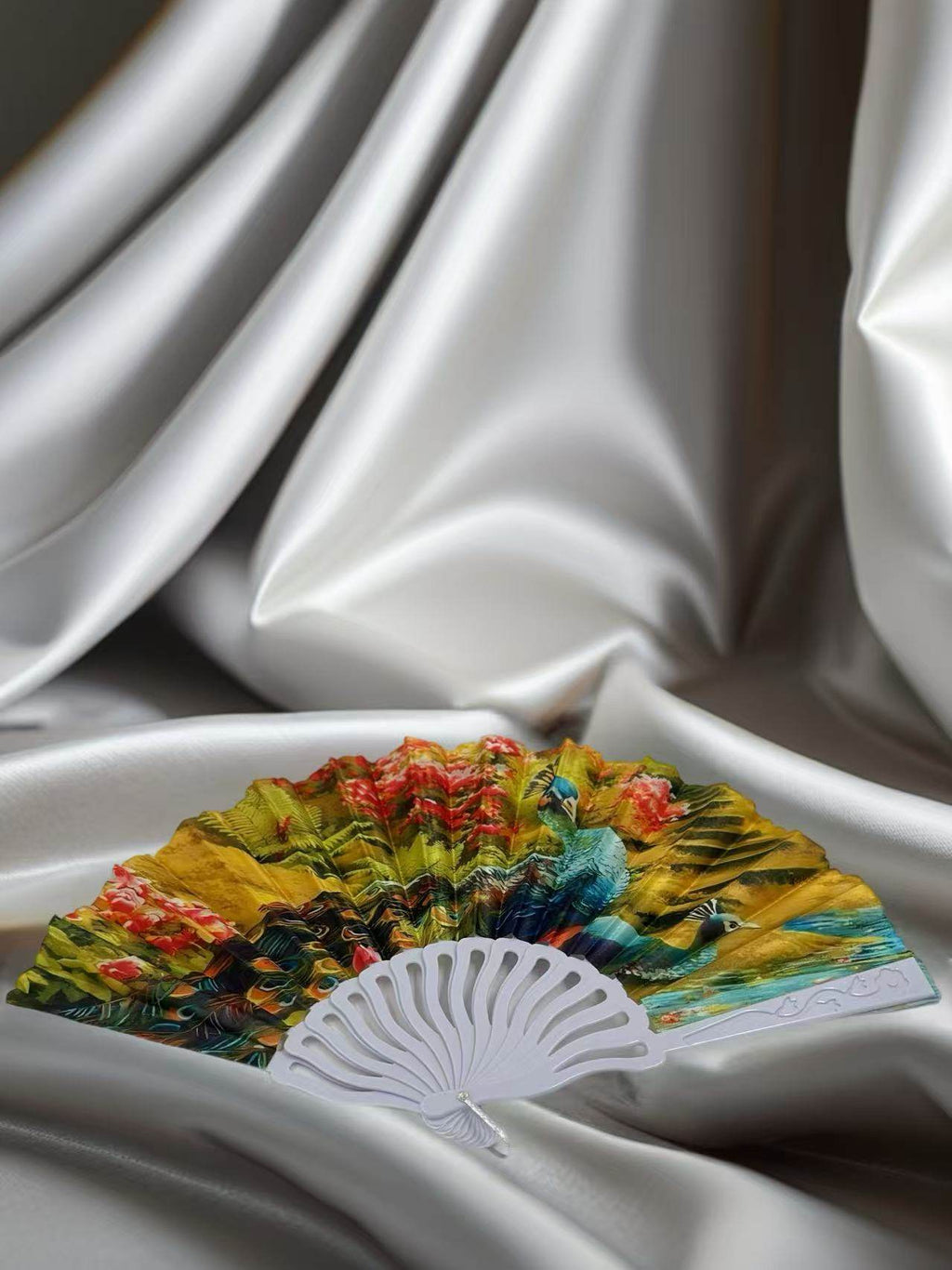 Majestic Birds and Nature-Inspired Hand Fans - MODA ACCESSORIES