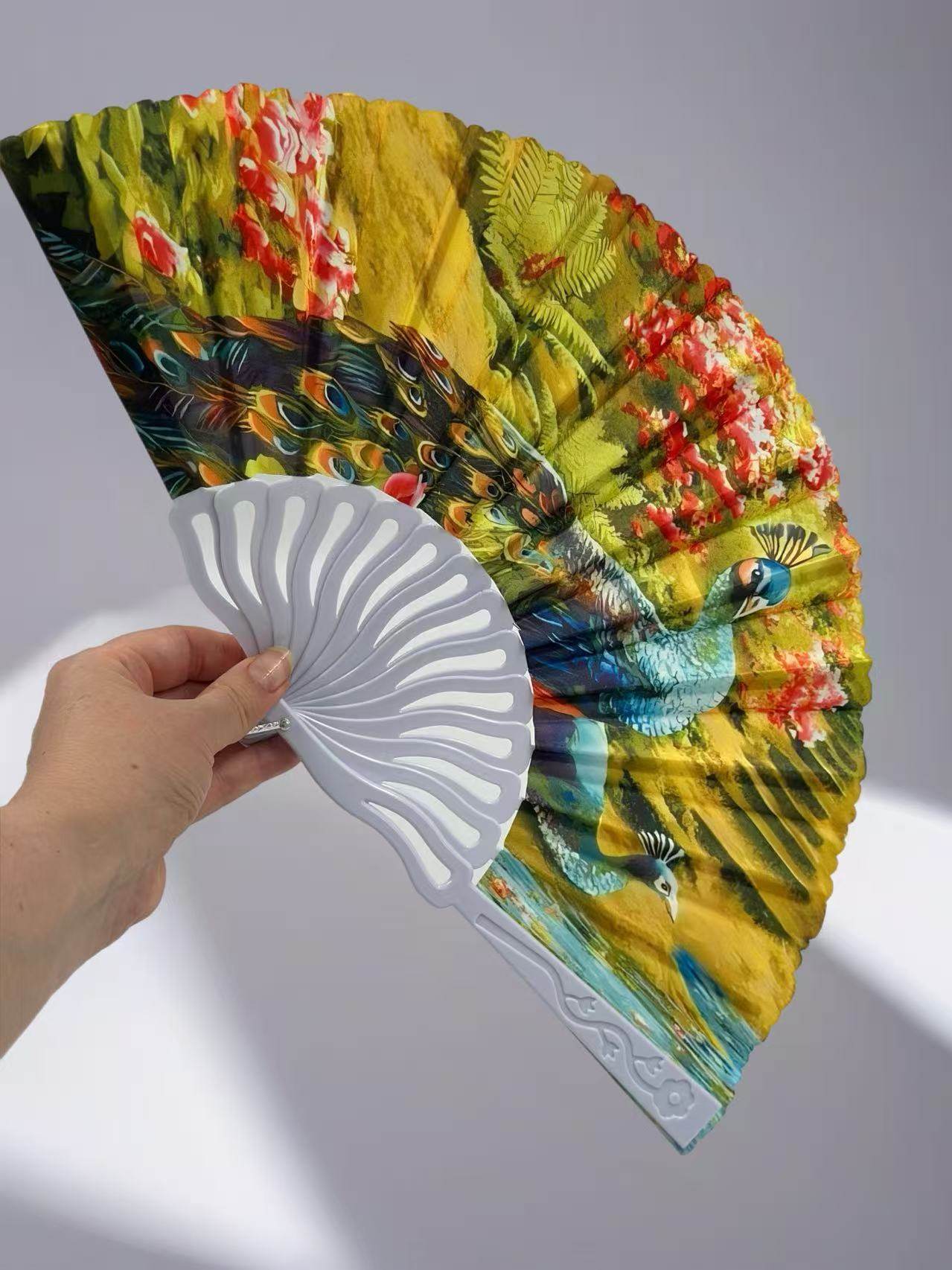 Majestic Birds and Nature-Inspired Hand Fans - MODA ACCESSORIES