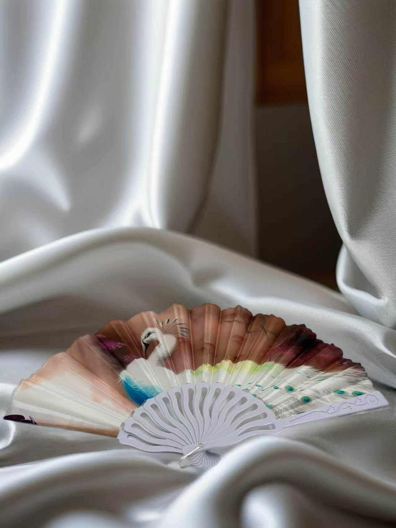 Majestic Birds and Nature-Inspired Hand Fans - MODA ACCESSORIES