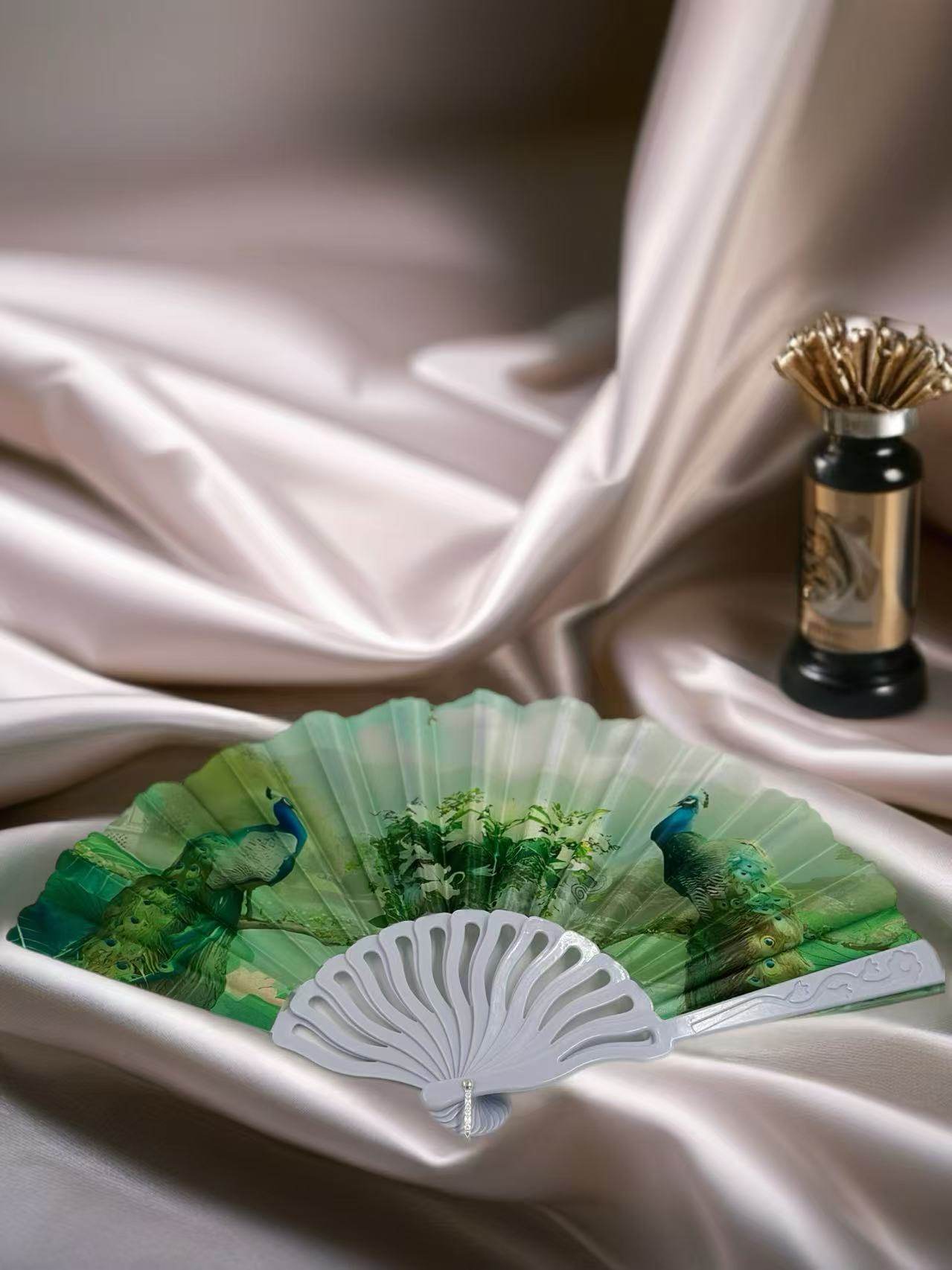 Majestic Birds and Nature-Inspired Hand Fans - MODA ACCESSORIES