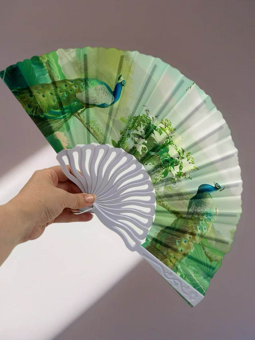 Majestic Birds and Nature-Inspired Hand Fans - MODA ACCESSORIES