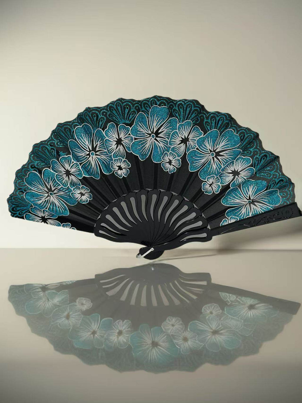 Elegant Hand Fans with Floral Designs - MODA ACCESSORIES