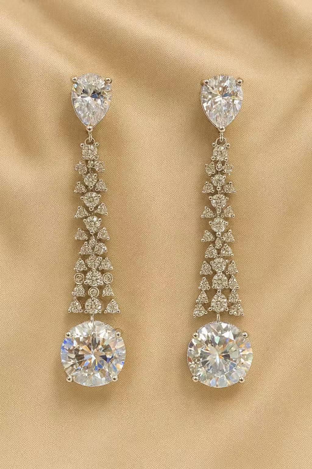 Luxuriöse Kristallohrringe – Elegante, lange silberne Hängeohrringe für Damen