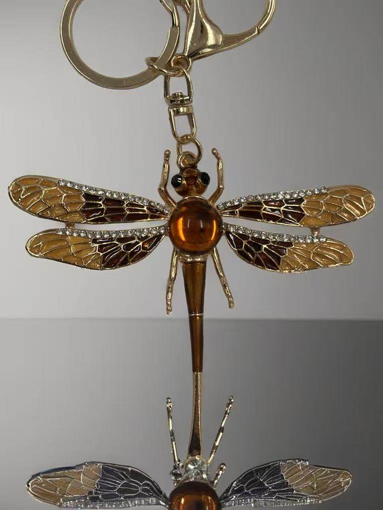Elegant Dragonfly Keychain – Gold-Tone Insect Charm with Amber Accent - MODA ACCESSORIES