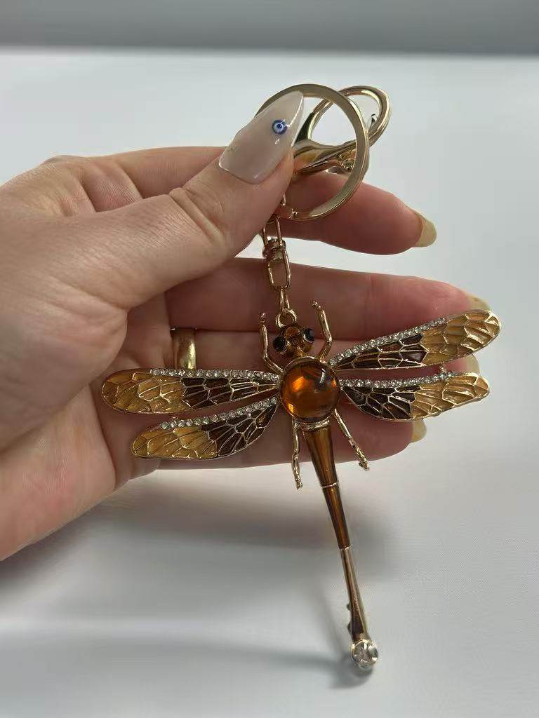 Elegant Dragonfly Keychain – Gold-Tone Insect Charm with Amber Accent - MODA ACCESSORIES