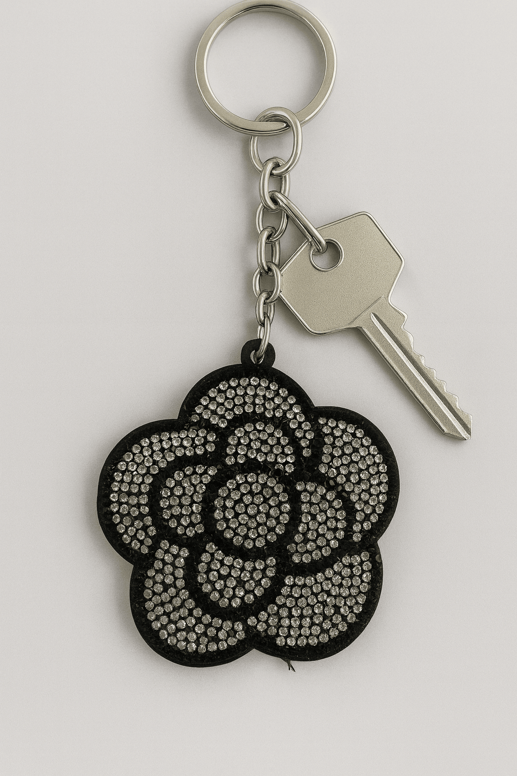 Crystal Flower Keychain – Sparkling Rhinestone Charm - MODA ACCESSORIES