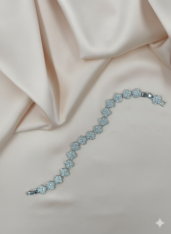 Gümüş Yonca Kübik Zirkonya Bileklik – MODA Aksesuarları