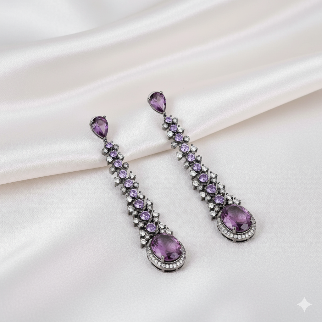 Lange Ohrhänger mit violetten Kristall- und Zirkonsteinen