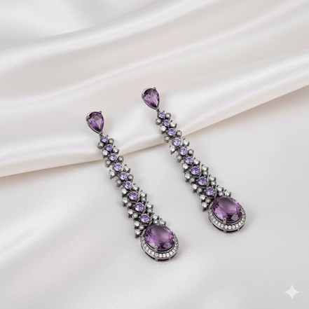Lange Ohrhänger mit violetten Kristall- und Zirkonsteinen