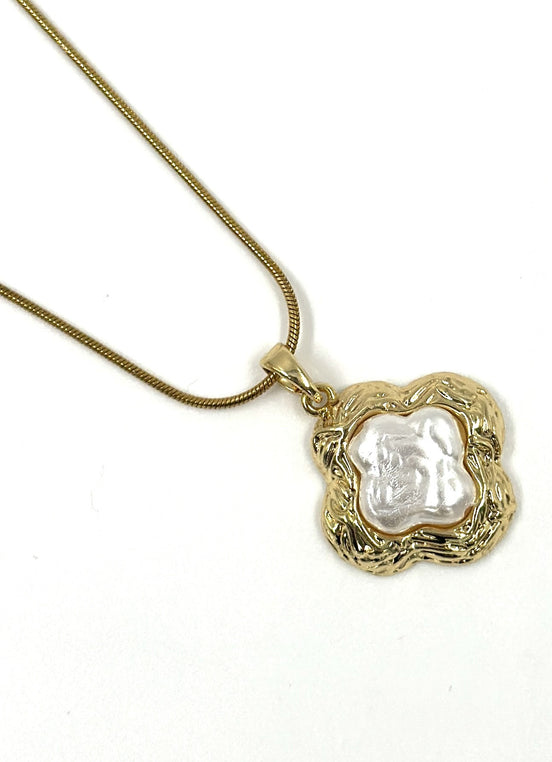 Gold Clover Mother of Pearl Pendant Necklace – MODA Accessories