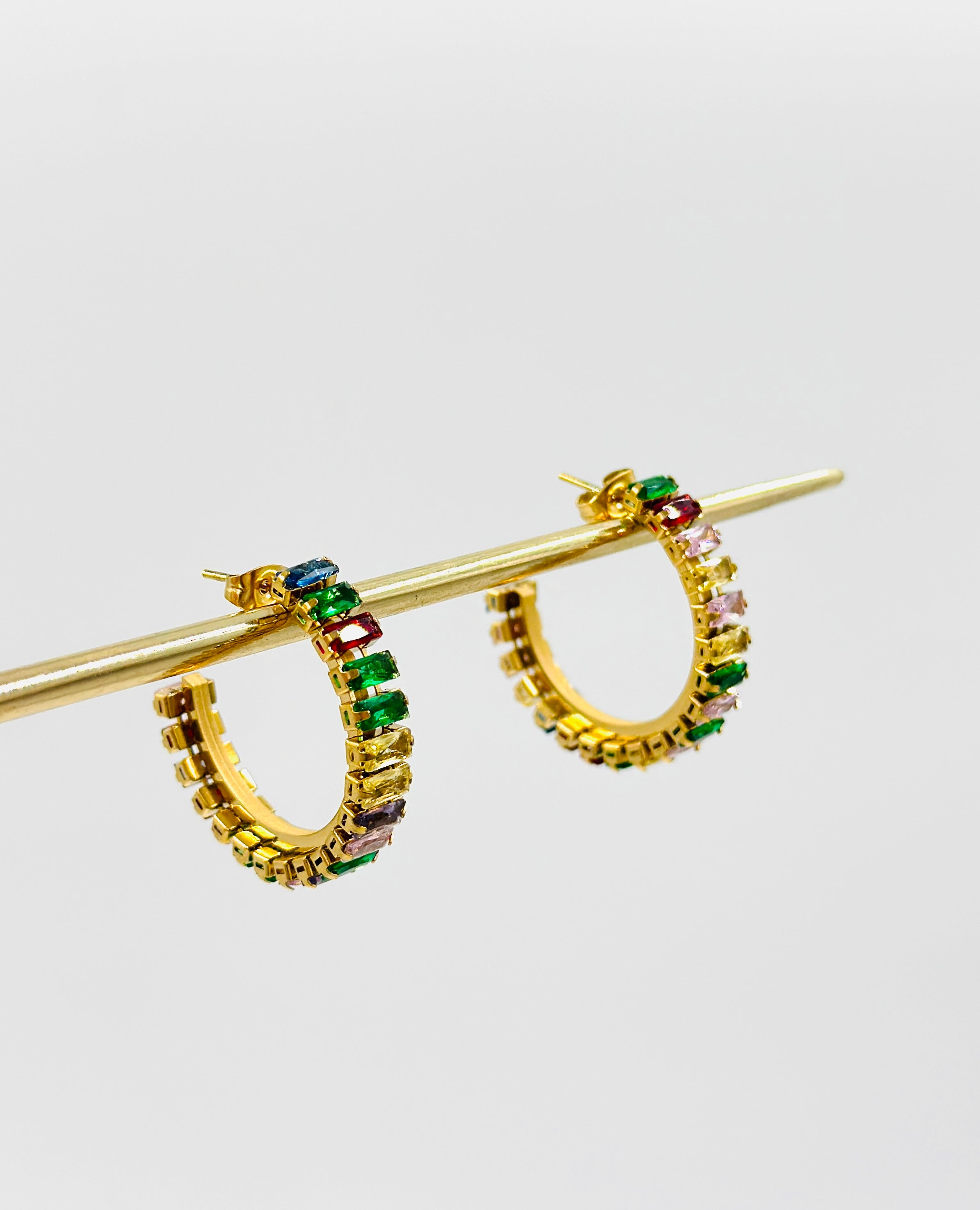 Goldene, mehrfarbige Halbcreolen – MODA Accessoires