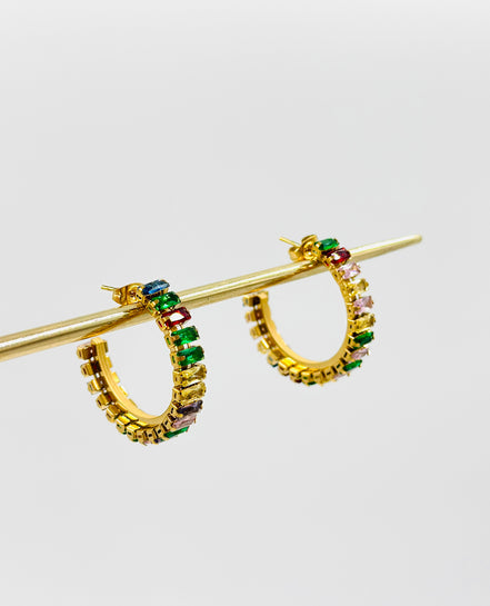 Goldene, mehrfarbige Halbcreolen – MODA Accessoires