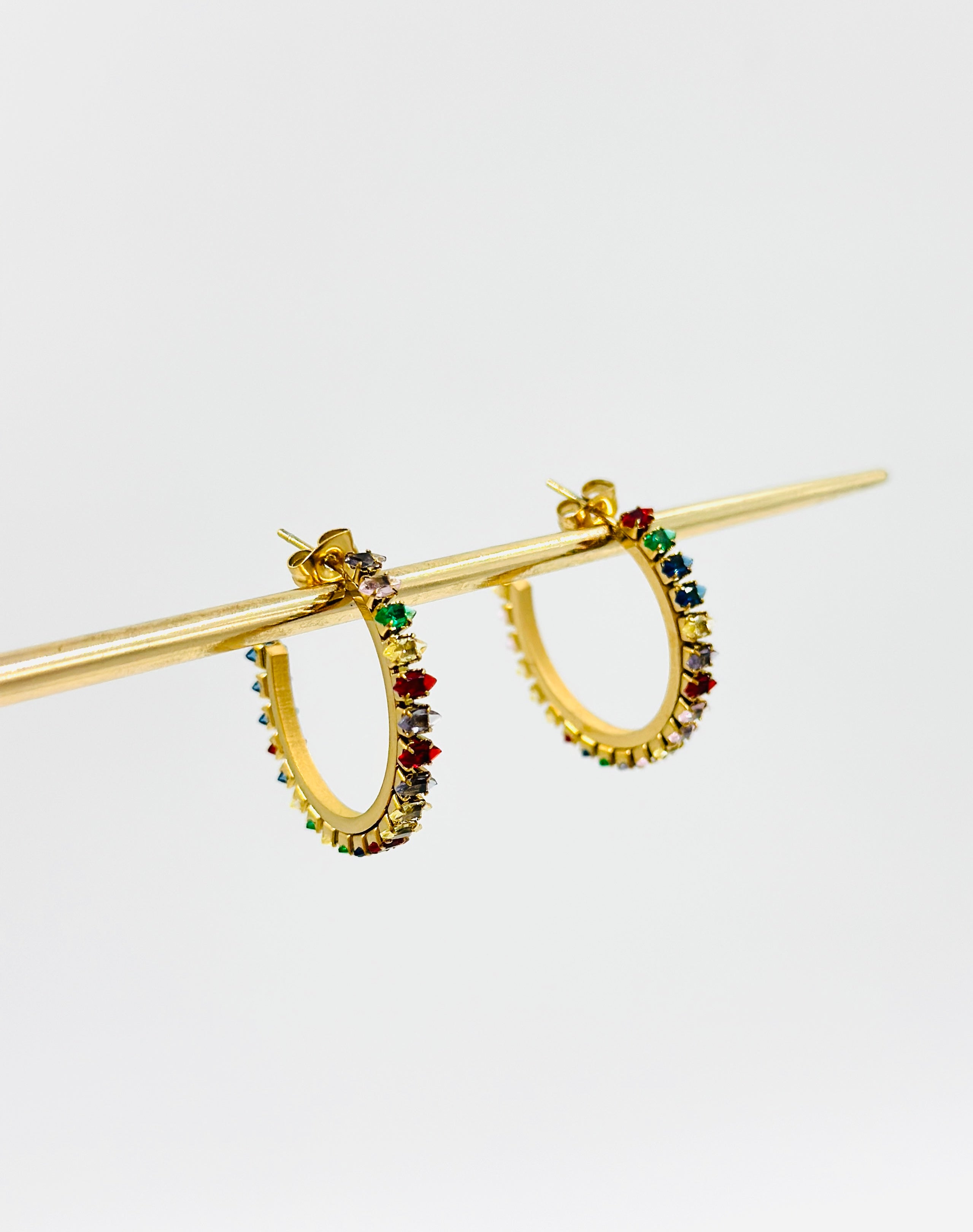 Goldene Creolen mit mehreren Edelsteinen – MODA Accessoires