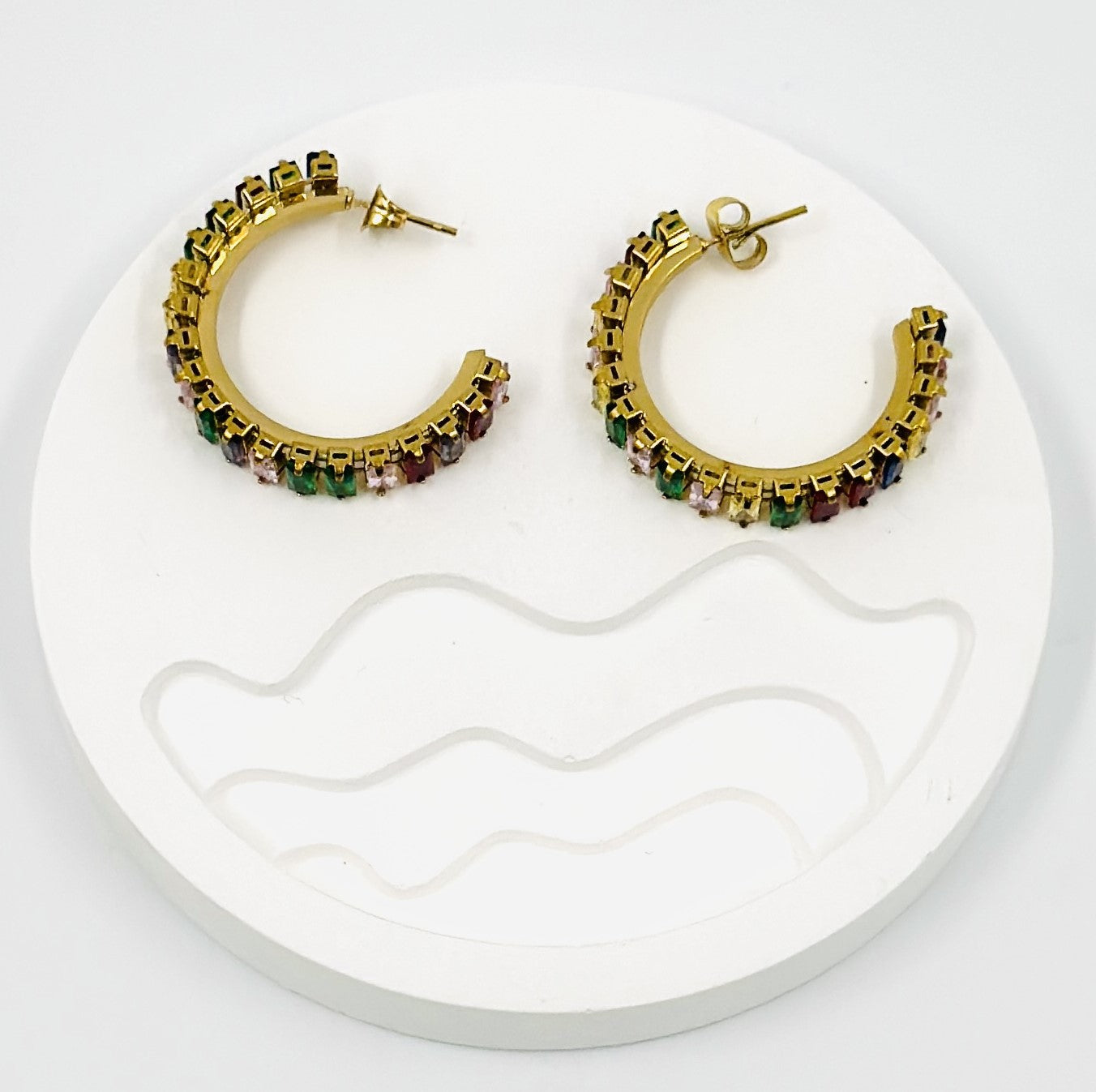 Goldene, mehrfarbige Halbcreolen – MODA Accessoires