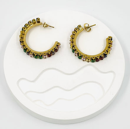 Goldene, mehrfarbige Halbcreolen – MODA Accessoires