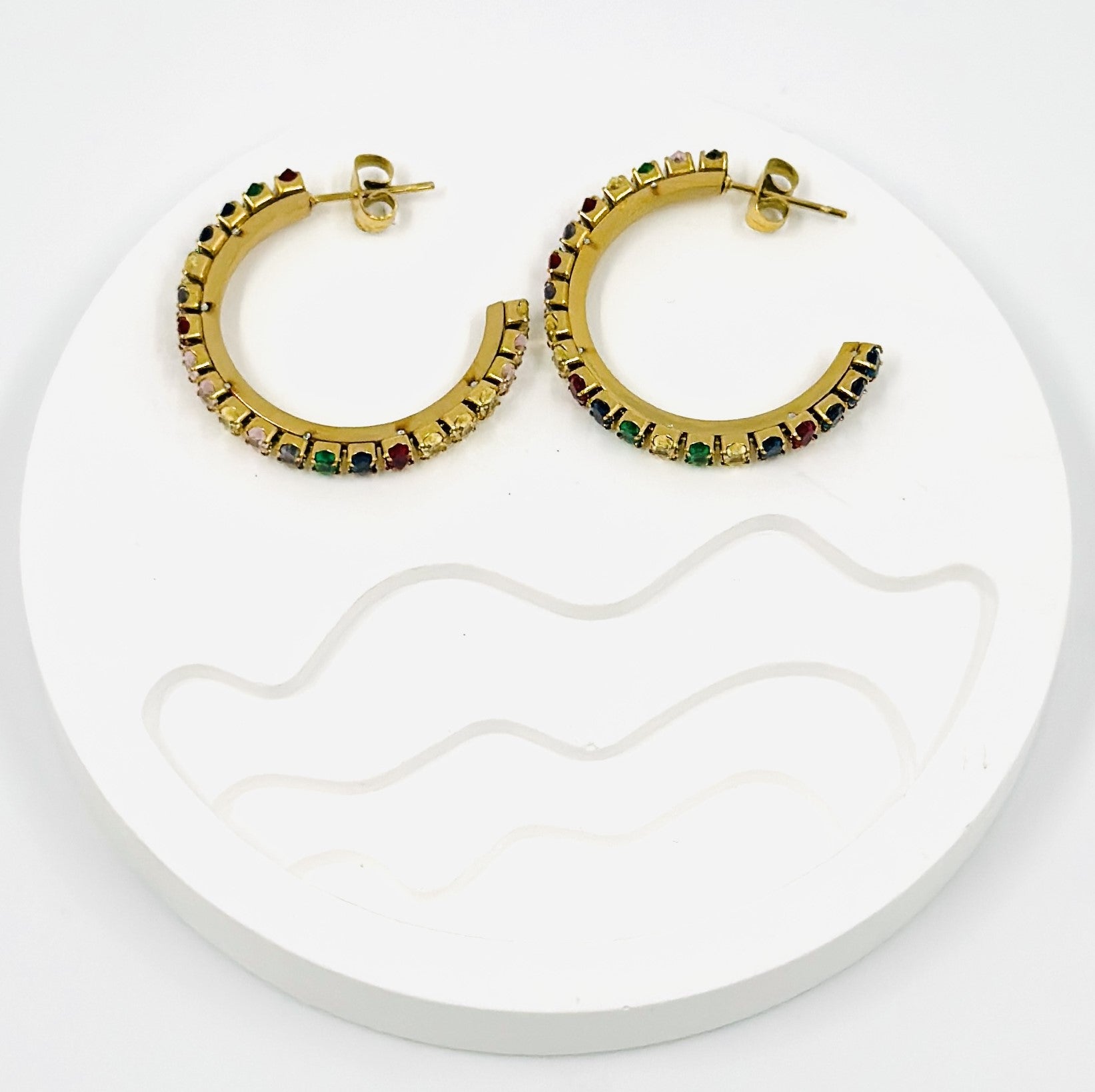 Goldene Creolen mit mehreren Edelsteinen – MODA Accessoires