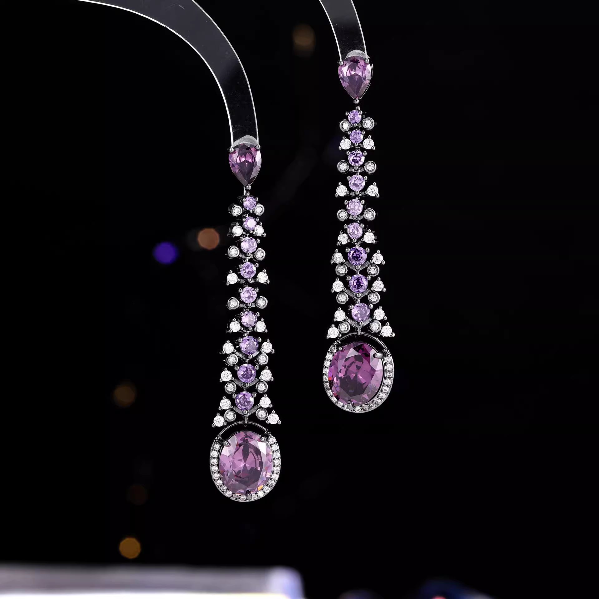 Lange Ohrhänger mit violetten Kristall- und Zirkonsteinen