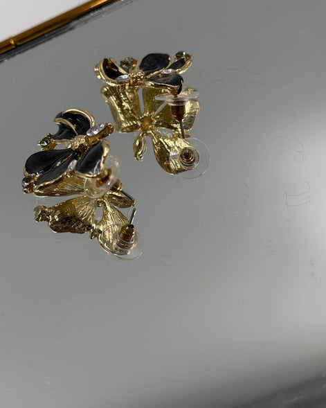 Çiçek Figürlü Mine Detaylı Küpe