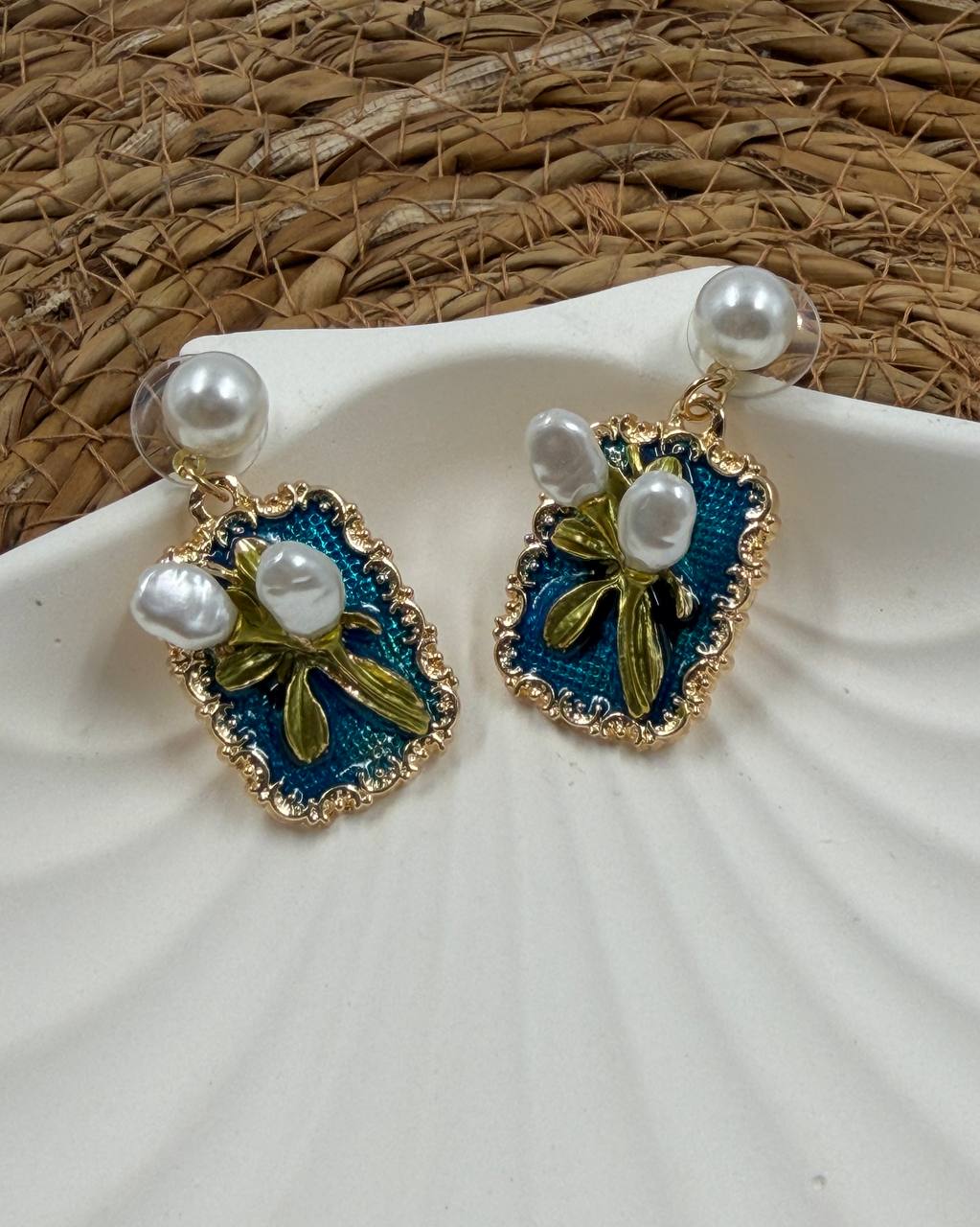 İnci Detaylı Çiçek Motifli Vintage Sallantılı Küpe