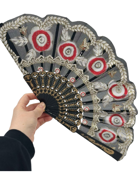 Siyah ve Kırmızı Çiçekli Dantel Katlanabilir Yelpaze 26 cm – Zarif Vintage Tarzı Yelpaze