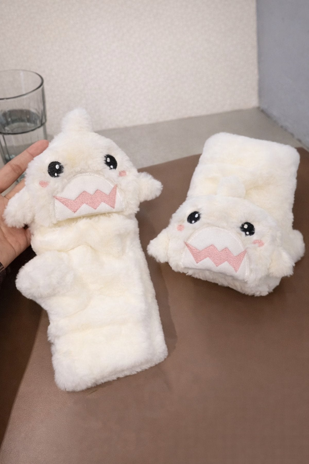 Peluş Köpekbalığı Tasarımlı Parmaksız Eldiven – Yumuşak Polar, Sevimli Kış Eldiveni