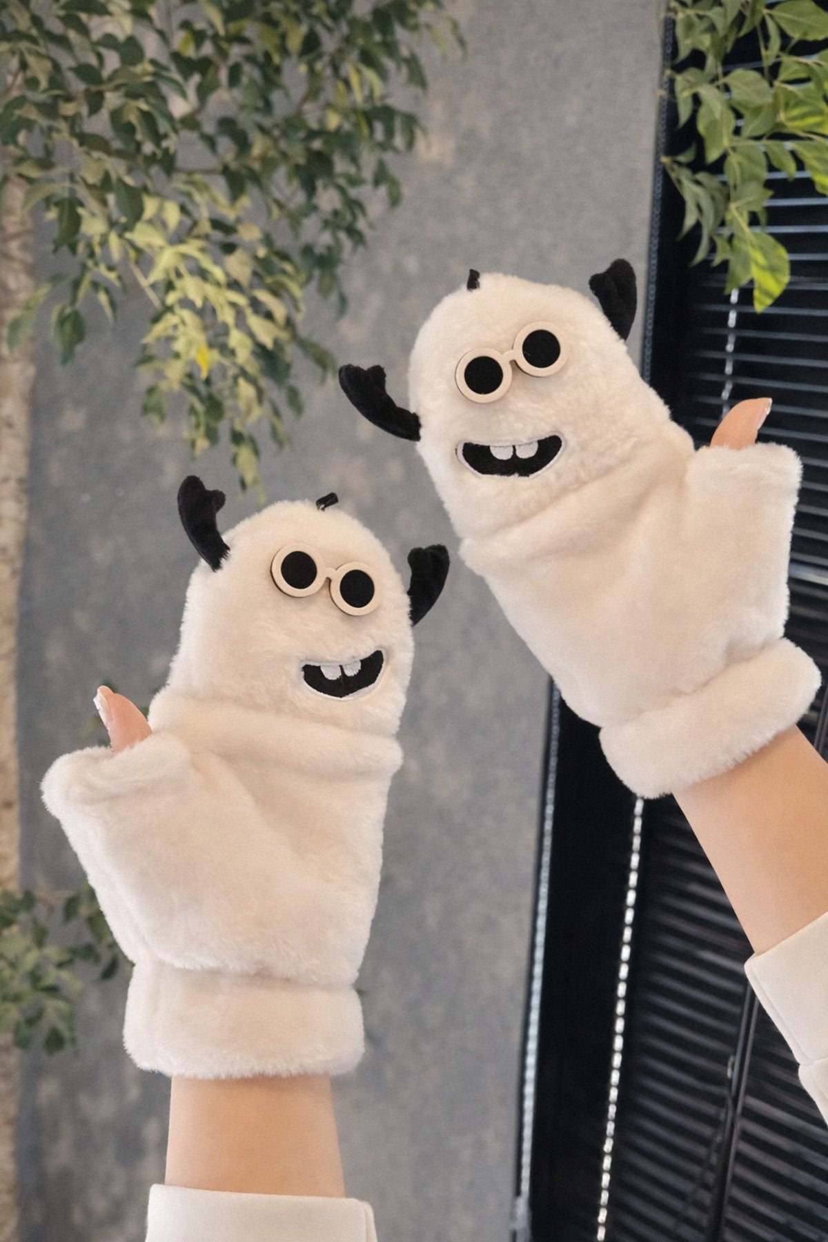 Sevimli Canavar Figürlü Peluş Kış Eldiveni – Yumuşak Dokulu, Unisex, Siyah & Beyaz