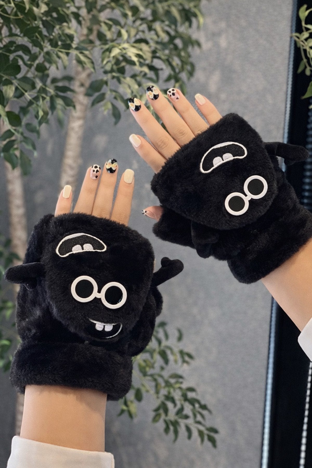 Sevimli Canavar Figürlü Peluş Kış Eldiveni – Yumuşak Dokulu, Unisex, Siyah & Beyaz