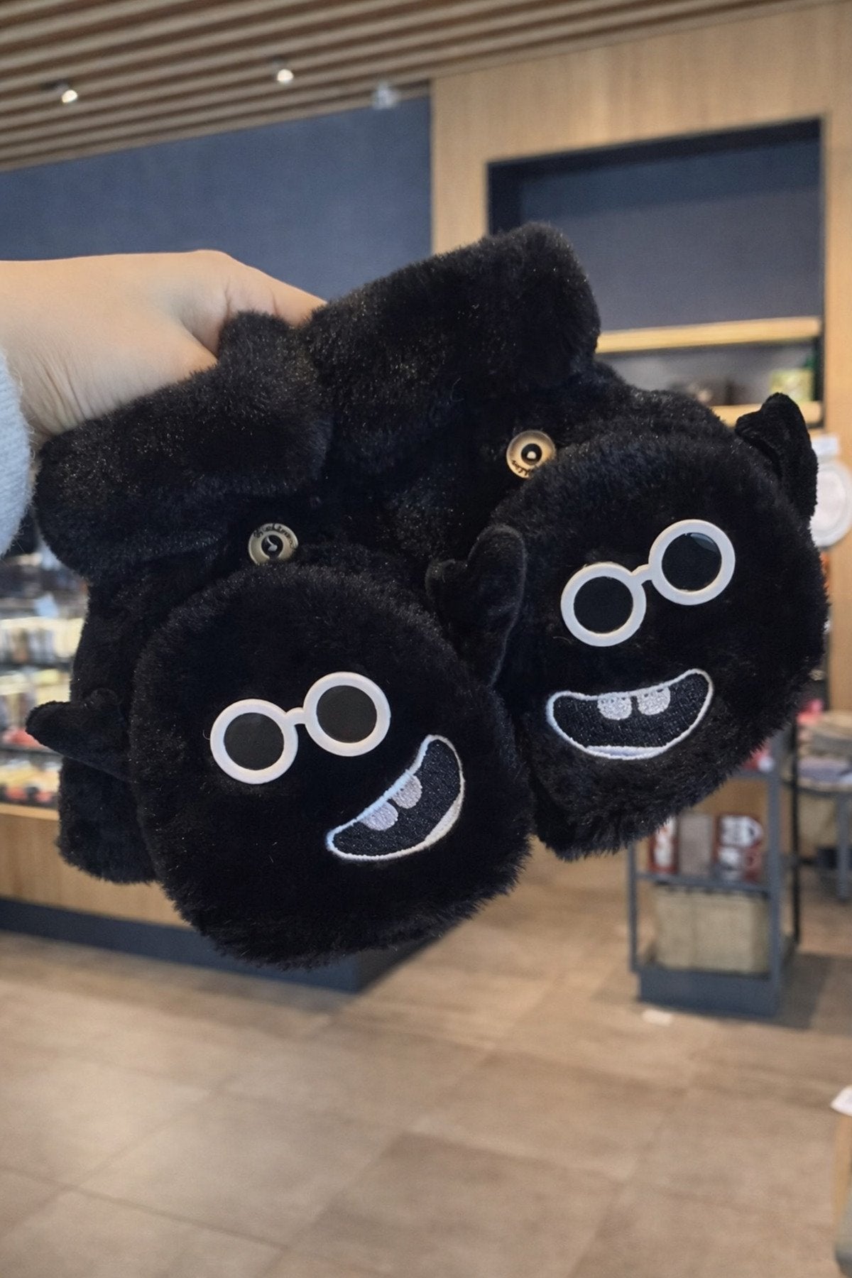Sevimli Canavar Figürlü Peluş Kış Eldiveni – Yumuşak Dokulu, Unisex, Siyah & Beyaz