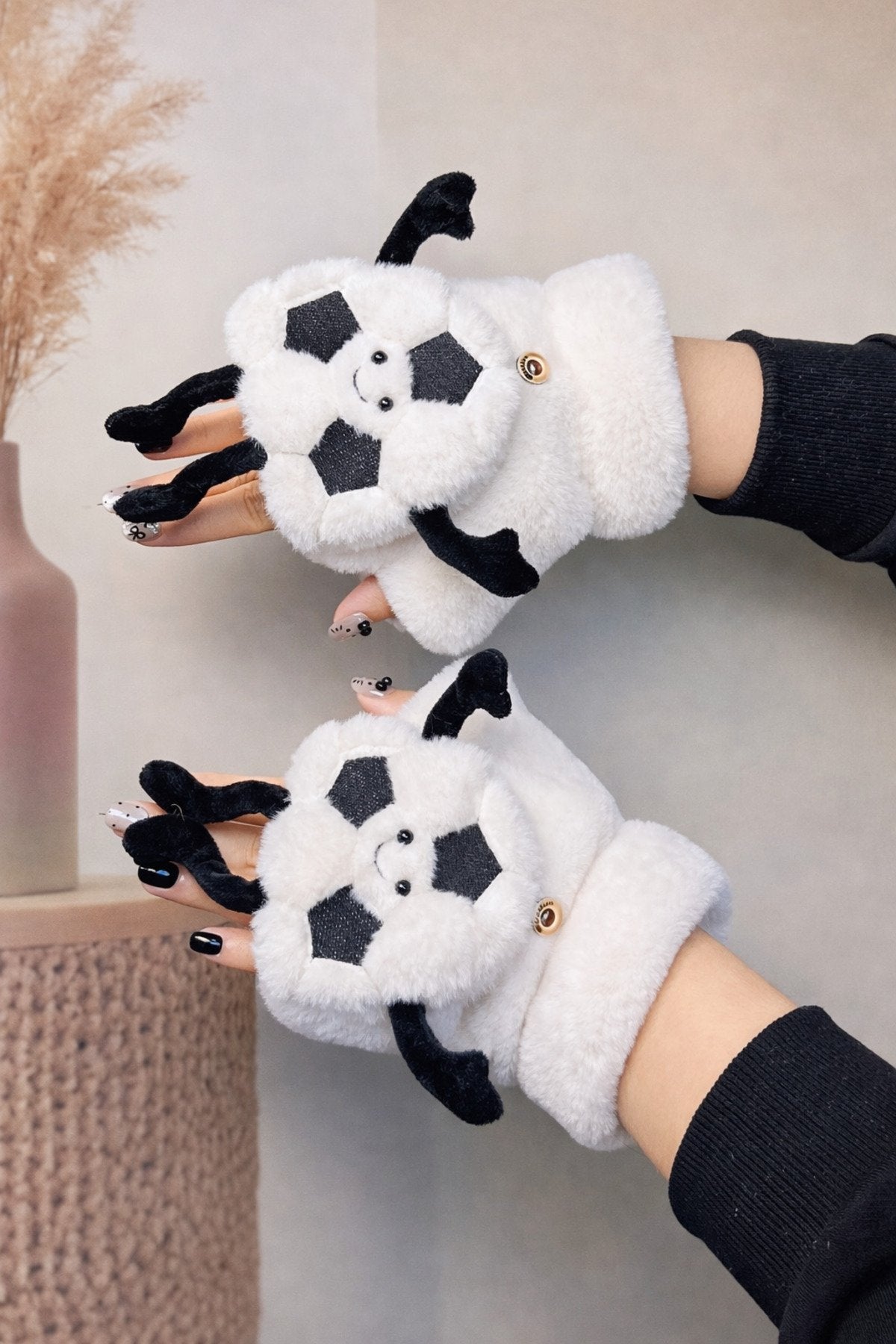 Sevimli Futbol Topu Figürlü Peluş Eldiven – Yumuşak Dokulu, Kışlık Sıcak Tutan Unisex Eldiven