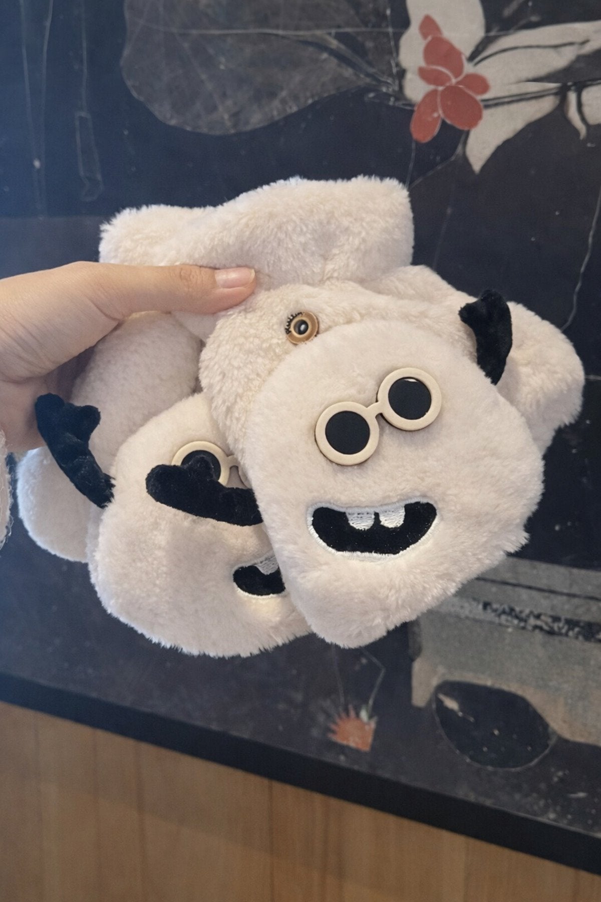 Sevimli Canavar Figürlü Peluş Kış Eldiveni – Yumuşak Dokulu, Unisex, Siyah & Beyaz