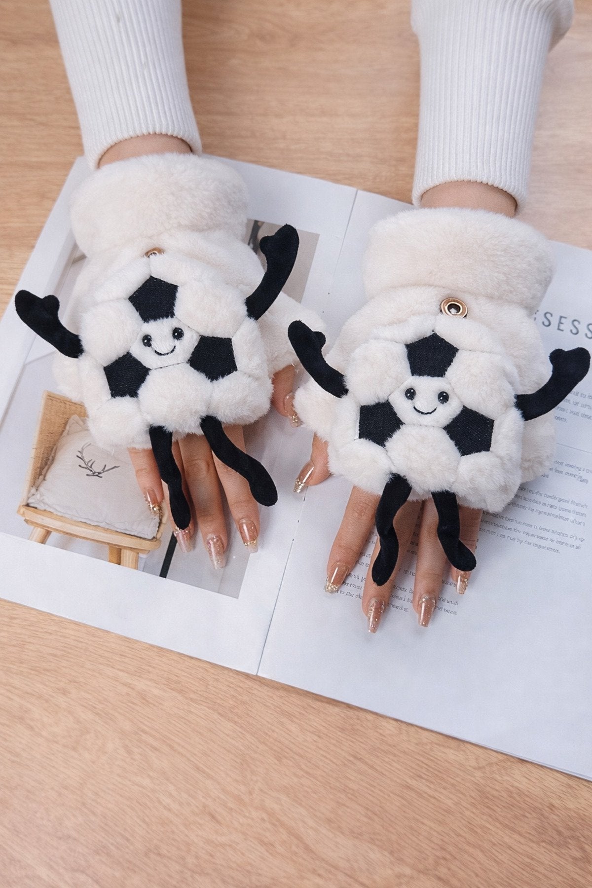 Sevimli Futbol Topu Figürlü Peluş Eldiven – Yumuşak Dokulu, Kışlık Sıcak Tutan Unisex Eldiven