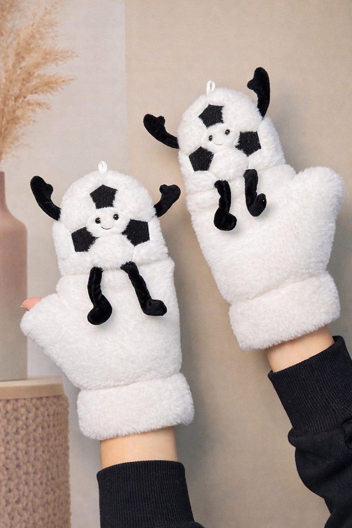 Sevimli Futbol Topu Figürlü Peluş Eldiven – Yumuşak Dokulu, Kışlık Sıcak Tutan Unisex Eldiven